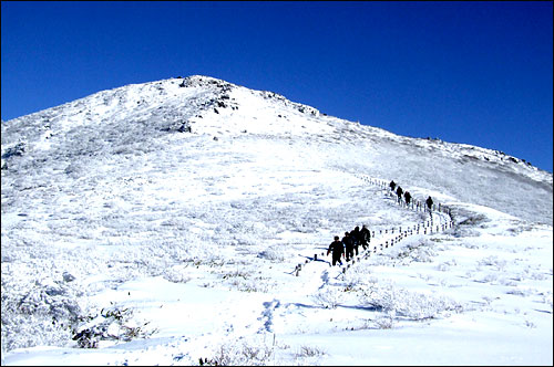 덕유산 중봉, 산을 내려갈 때 더 축복 받는 세상이 되소서. 